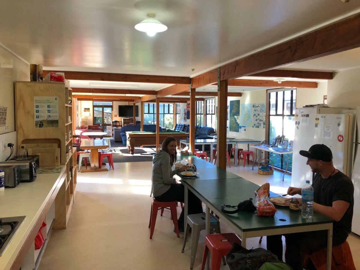 Stewart Island Backpackers Vandrerhjem Half-moon Bay Eksteriør bilde